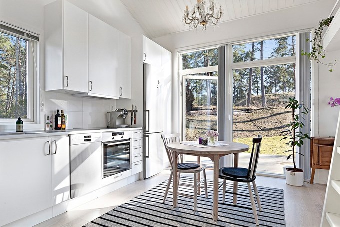 Et av Sveriges minste hus er lagt ut for salg. Vent til du ser innsiden